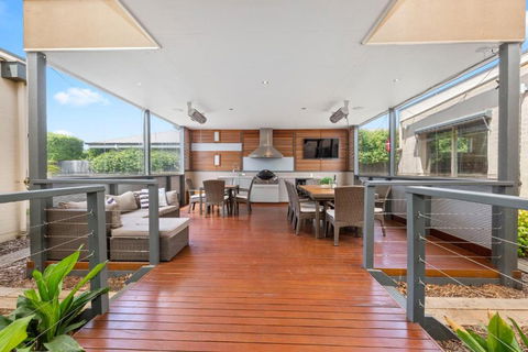 A Rye Retreat - An Entertainers Delight - Sunshine Coast Guide 1