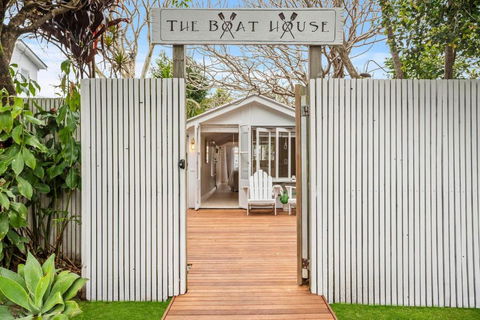 A Perfect Stay - The Boat House - Sunshine Coast Guide 2