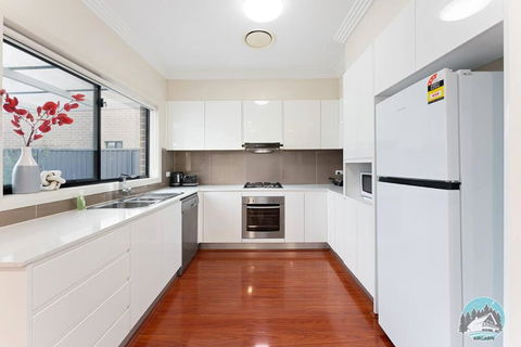 Aircabin - Carlingford - Sydney - 4 Beds House - Sunshine Coast Guide 1