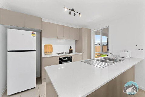 Aircabin - Edmondson Park - 4 Beds Compy House - Sunshine Coast Guide 4
