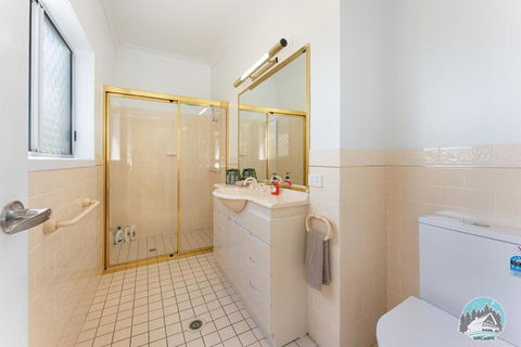 Aircabin - Gorokan - Comfy - 4 Beds Holiday House - Sunshine Coast Guide 2