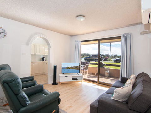 Akuna 3 Ground Floor Opposite Wallis Lake - Sunshine Coast Guide 1