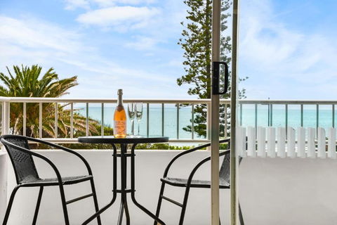 Alex Beach Apt Bilgola4 - Sunshine Coast Guide 0