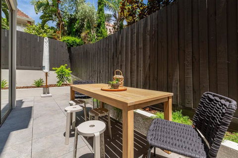 Alexandra Elegance - Riverside Living In Style - Sunshine Coast Guide 1