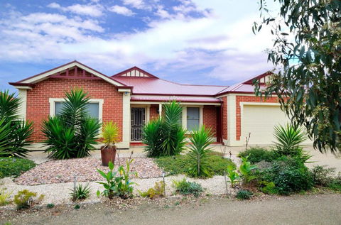 All Seasons Port Elliot Holiday House - Sunshine Coast Guide 0