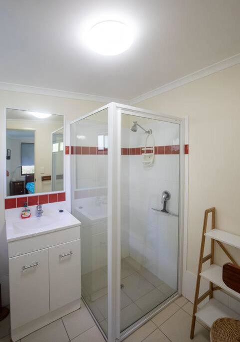 Allamanda Cottage - Close To Beach - Pet Friendly - Sunshine Coast Guide 4