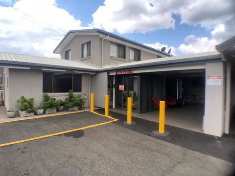 Allan Cunningham Motel - Sunshine Coast Guide 0