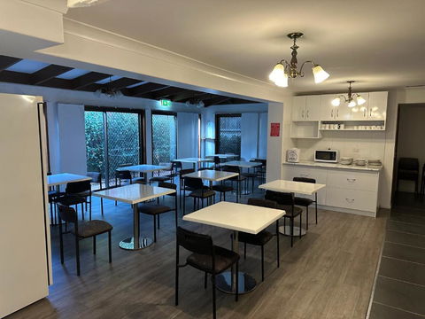 Allan Cunningham Motel - Sunshine Coast Guide 3