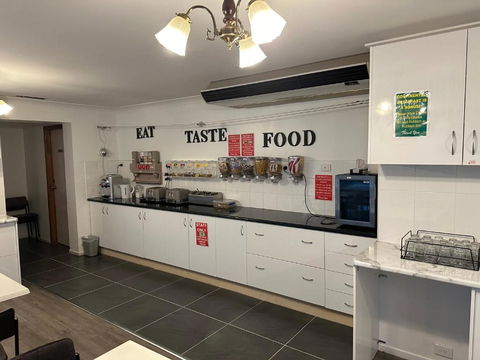 Allan Cunningham Motel - Sunshine Coast Guide 2