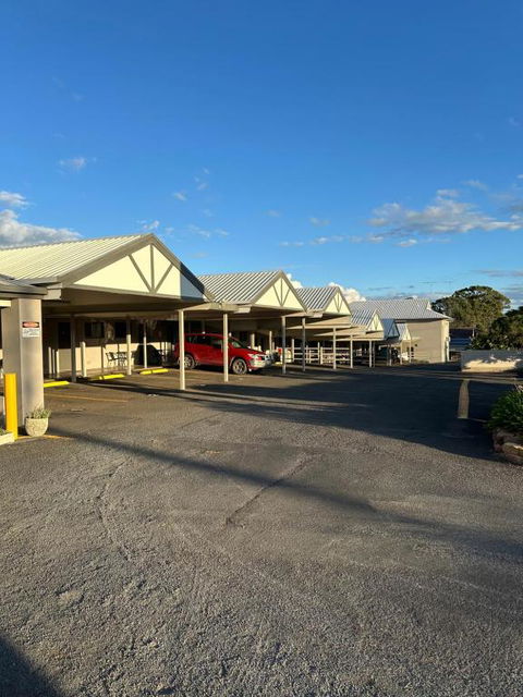 Allan Cunningham Motel - Sunshine Coast Guide 1