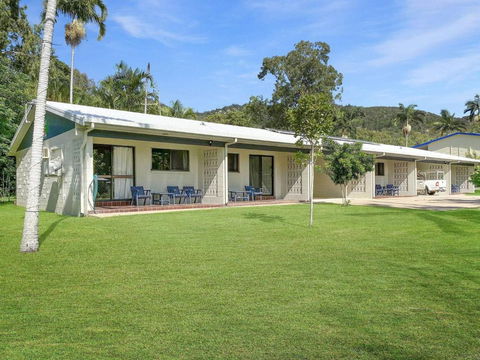 Alma Bay Holiday Unit 4 - Sunshine Coast Guide 1