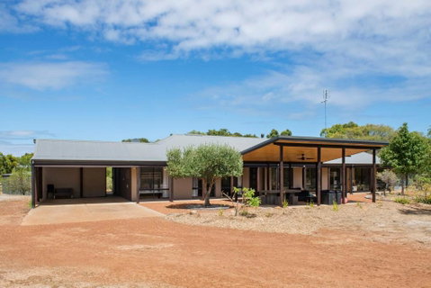 Amaroo - Sunshine Coast Guide 0