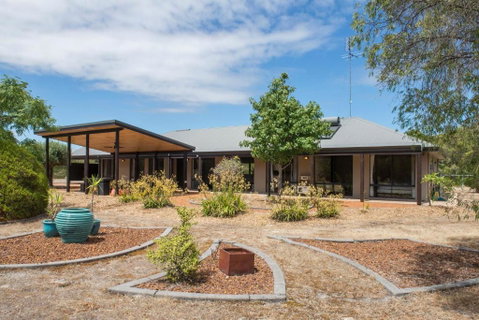 Amaroo - Sunshine Coast Guide 1