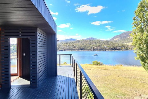 AMAZING 5-Star WATERFRONT RETREAT ON THE RIVERWALK - Sunshine Coast Guide 1