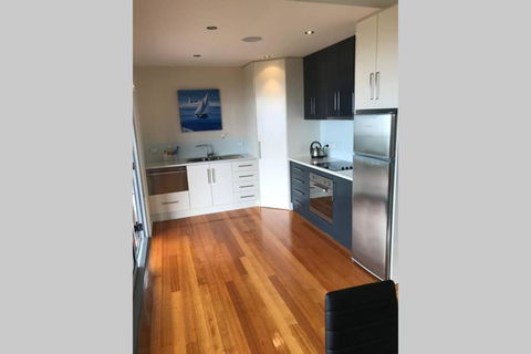 Amazing Ansons Bay Absolute Waterfront Beach House - Sunshine Coast Guide 2