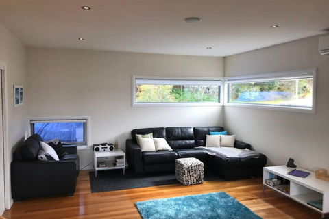 Amazing Ansons Bay Absolute Waterfront Beach House - Sunshine Coast Guide 1