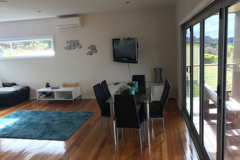 Amazing Ansons Bay Absolute Waterfront Beach House - Sunshine Coast Guide 3