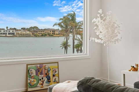 Amazing Lake View Family-friendly Holiday Home - Sunshine Coast Guide 0