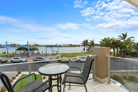 Amazing Lake View Family-friendly Holiday Home - Sunshine Coast Guide 1