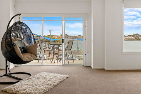 Amazing Lake View Family-friendly Holiday Home - Sunshine Coast Guide 2