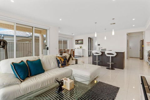 Amazing Lake View Family-friendly Holiday Home - Sunshine Coast Guide 4