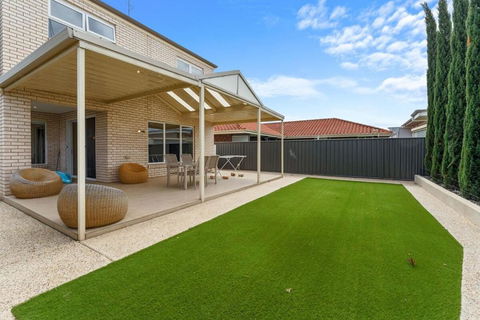 Amazing Lake View Family-friendly Holiday Home - Sunshine Coast Guide 3
