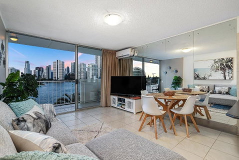 Amazing Water Views Surfers Paradise - Sunshine Coast Guide 2
