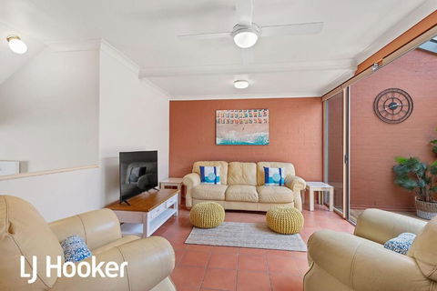 Amazing Waterfront Location - Sunshine Coast Guide 4