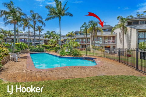 Amazing Waterfront Location - Sunshine Coast Guide 0