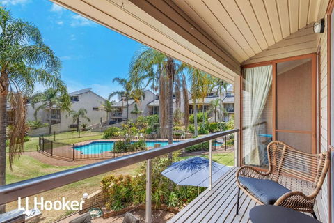 Amazing Waterfront Location - Sunshine Coast Guide 2