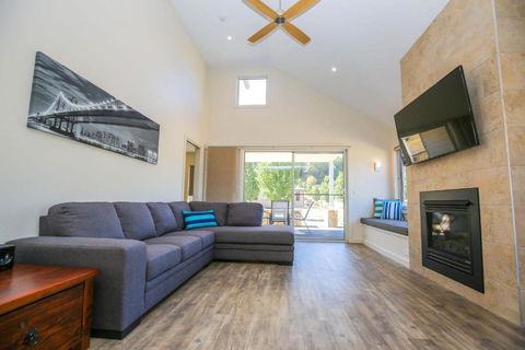 Amber Mist Villa - One - Sunshine Coast Guide 0