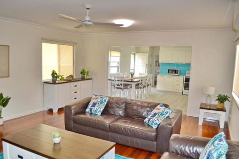 Amble Inn - Bring Your Own Linen - Sunshine Coast Guide 4