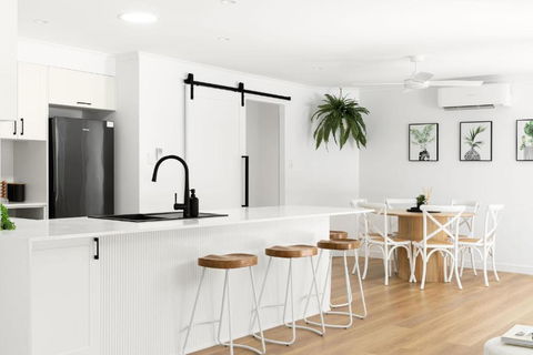 Amiri On Holbrook - Pet Friendly - Sunshine Coast Guide 1