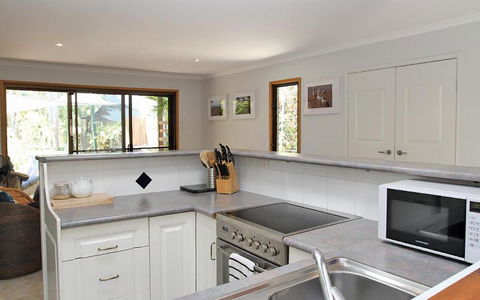 AMITY BEACH BUNGALOW - Sunshine Coast Guide 3