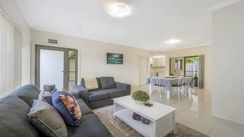 Anne Street Monte - Vista - Sunshine Coast Guide 0