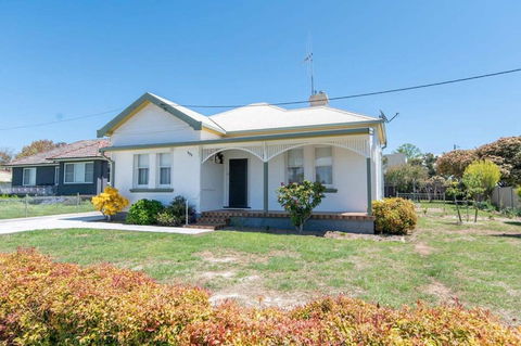 Anson Cottage 1900s CBD Home Private & Practical - Sunshine Coast Guide 1