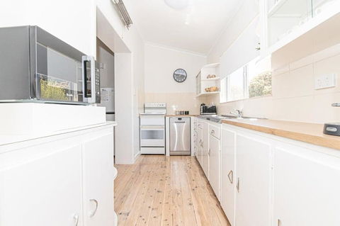 Anson Cottage 1900s CBD Home Private & Practical - Sunshine Coast Guide 3