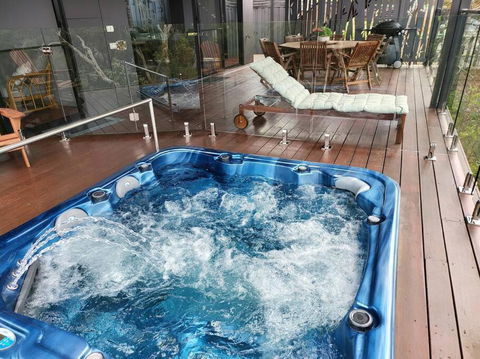 Alogara House, Modern, 6 Bedrooms With Hot Tub And Views - Sunshine Coast Guide 1