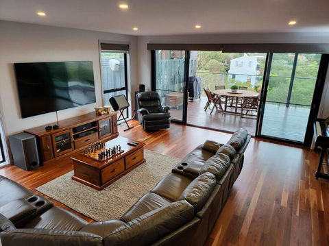 Alogara House, Modern, 6 Bedrooms With Hot Tub And Views - Sunshine Coast Guide 2