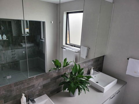 Alogara House, Modern, 6 Bedrooms With Hot Tub And Views - Sunshine Coast Guide 3