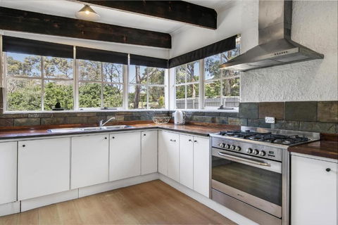 An Entertainers Oasis - Fun Home With Pool Table, Arcade Game, Basketball Ring - Sunshine Coast Guide 2