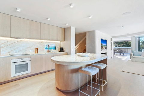 Apartment 17 - Sunshine Coast Guide 1