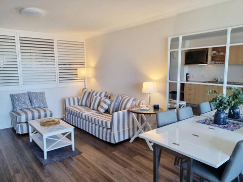 Apartment At The Entrance - Sunshine Coast Guide 1