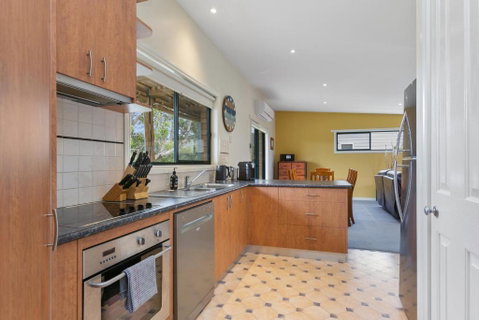 Apollo Bay Hideaway 5 Minute Walk To The Beach - Sunshine Coast Guide 1