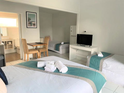 Aqua Blue Motel - Sunshine Coast Guide 1