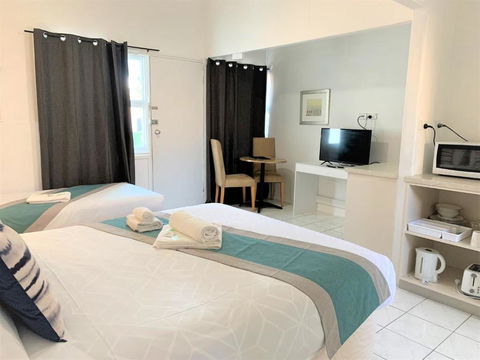 Aqua Blue Motel - Sunshine Coast Guide 4