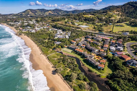 Aqualuna Beach Resort - Sunshine Coast Guide 0