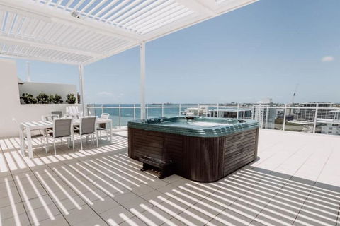 Aquavista Penthouse - Stunning 180 Views - Sunshine Coast Guide 0