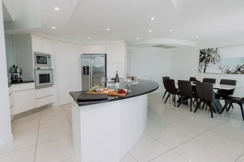 Aquavista Penthouse - Stunning 180 Views - Sunshine Coast Guide 4