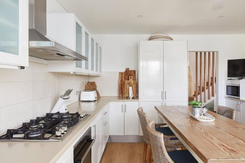 Arabella - 2 Bedroom Holiday House Nelson Bay - Sunshine Coast Guide 3